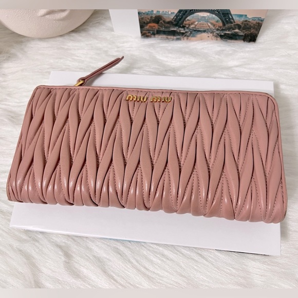 Miu Miu Accessories - Miu Miu
Pink continental wallet